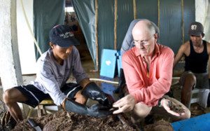 Jacques Branellec controle ses perles à Palawan