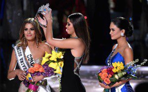 remise de la couronne Miss univers qui passe d'une tete argentine a une tete philippine