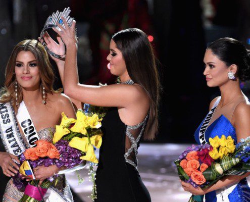 remise de la couronne Miss univers qui passe d'une tete argentine a une tete philippine